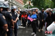 巴中美国多地举行“没有国王”抗议活动